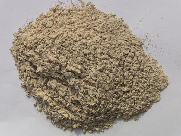 礬土性質(zhì) 礬土主要成分是氧化鋁，為煉鋁和耐火材料的主要原料。白色或灰白色，因含鐵而呈褐黃或淺紅色。密度3.45g/cm3，硬度1～3，不透明，質(zhì)脆。極難熔化，不溶于水，能溶于硫酸、氫氧化鈉溶液。 地區(qū)分布 中國(guó)鋁土礦資源比較豐富，在全國(guó)18個(gè)省、自治區(qū)、直轄市已查明鋁土礦產(chǎn)地205處，其中大型產(chǎn)地72處（不包括臺(tái)灣），主要分布在山西、山東、河北、河南、貴州、四川、廣西、遼寧、湖南等地。 投資前景 1.可用于煉鋁工業(yè)。用于國(guó)防、航空、汽車(chē)、電器、化工、日常生活用品等。 2.可用于精密鑄造。礬土熟料加工成細(xì)粉做成鑄模后精鑄。用于軍工、航天、通訊、儀表、機(jī)械及醫(yī)療器械部門(mén)。 3.可用于耐火制品。高鋁礬土熟料耐火度高達(dá)1780℃，化學(xué)穩(wěn)定性強(qiáng)、物理性能良好。 4.硅酸鋁耐火纖維。用于鋼鐵、有色冶金、電子、石油、化工、宇航、原子能、國(guó)防等多種工業(yè)，消防人員可用耐火纖維布做成衣服。 5.制造礬土水泥、研磨材料、陶瓷工業(yè)以及化學(xué)工業(yè)可制鋁的各種化合物。 鋁礬土磨粉制備 鋁礬土粉是選用煅燒過(guò)的熟鋁礬土礦石用雷蒙磨加工制成的細(xì)粉，粒度通常為100目-325目，在耐火材料行業(yè)得到了廣泛的應(yīng)用。通常加工的流程為先經(jīng)顎式破碎機(jī)進(jìn)行破碎，然后篩分進(jìn)入鋁礬土雷蒙磨或鋁礬土超細(xì)磨粉機(jī)中，進(jìn)行鋁礬土粉制備，使其應(yīng)用更加廣泛。