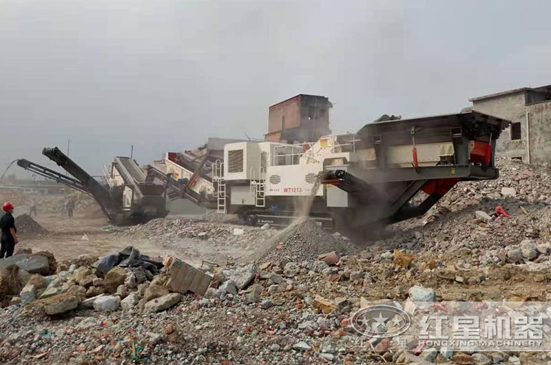 移動破碎機(jī)建筑垃圾破碎現(xiàn)場