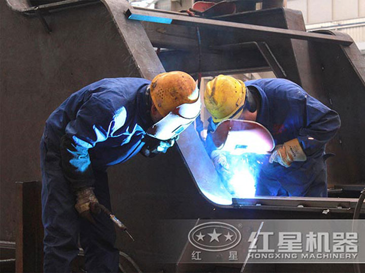 車間生產(chǎn)加工移動破碎機(jī)，每一臺設(shè)備都是匠心打造