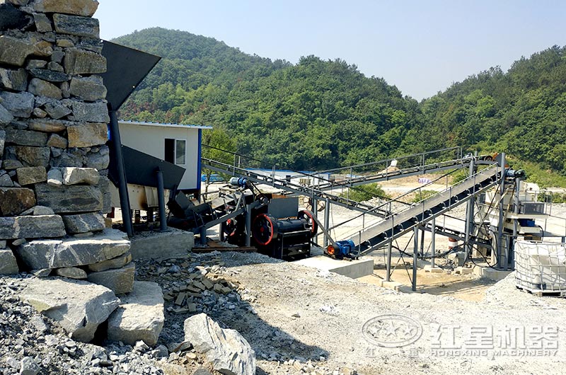 顎式細(xì)破碎機(jī)破碎現(xiàn)場，搭配制砂機(jī)使用